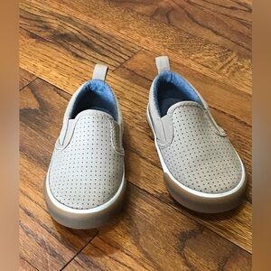 Toddler Slip On Old Navy Slide Shoes
Tan Khaki Color 
Size 5
Smoke Free Home
Bun